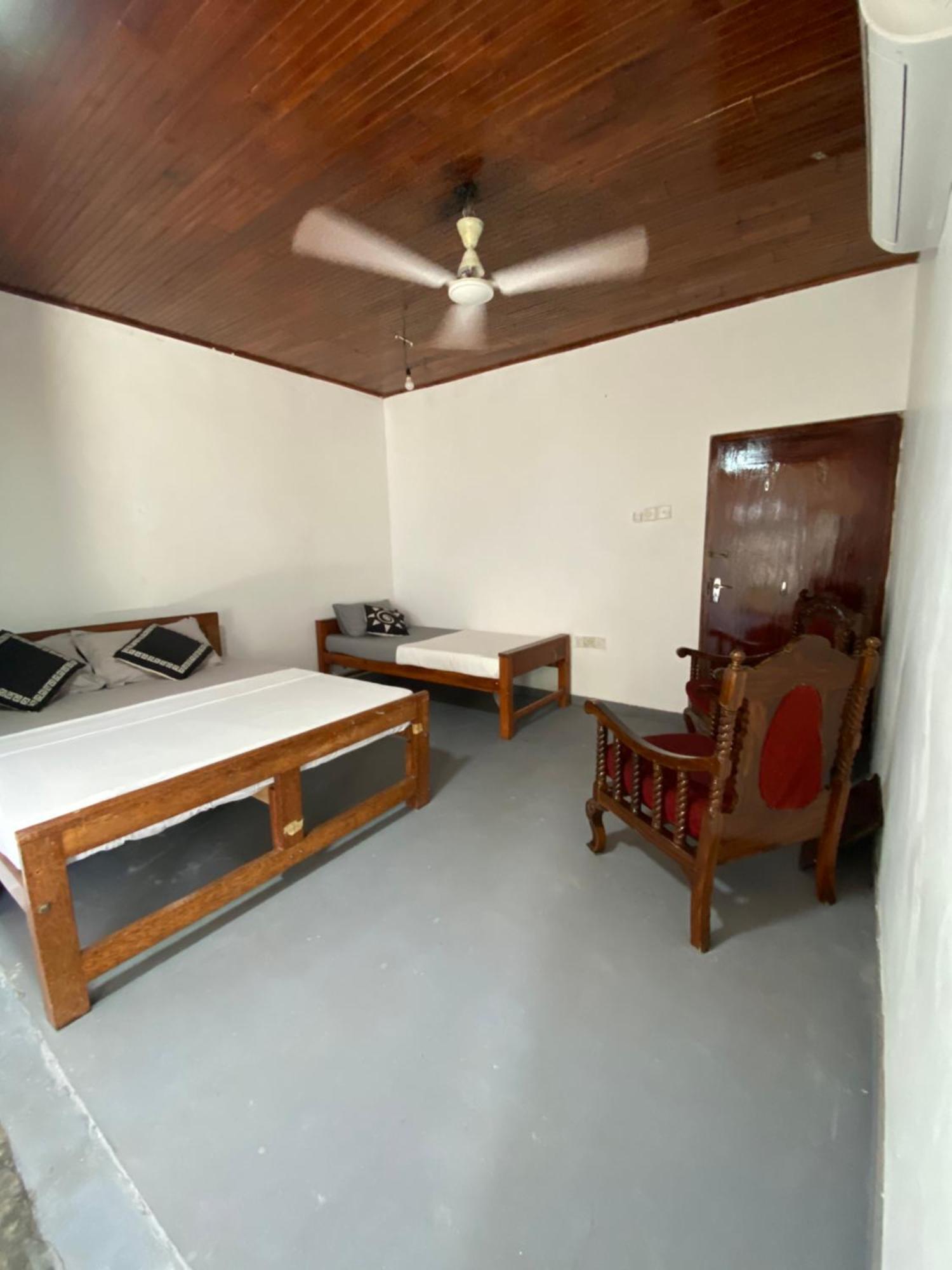 The Breeze Mirissa Bed & Breakfast Exterior photo
