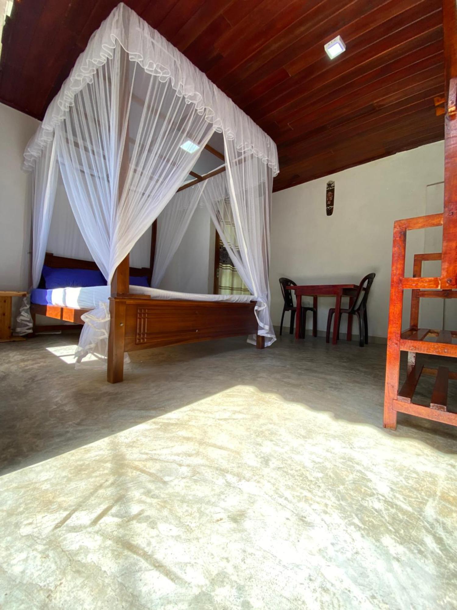 The Breeze Mirissa Bed & Breakfast Exterior photo