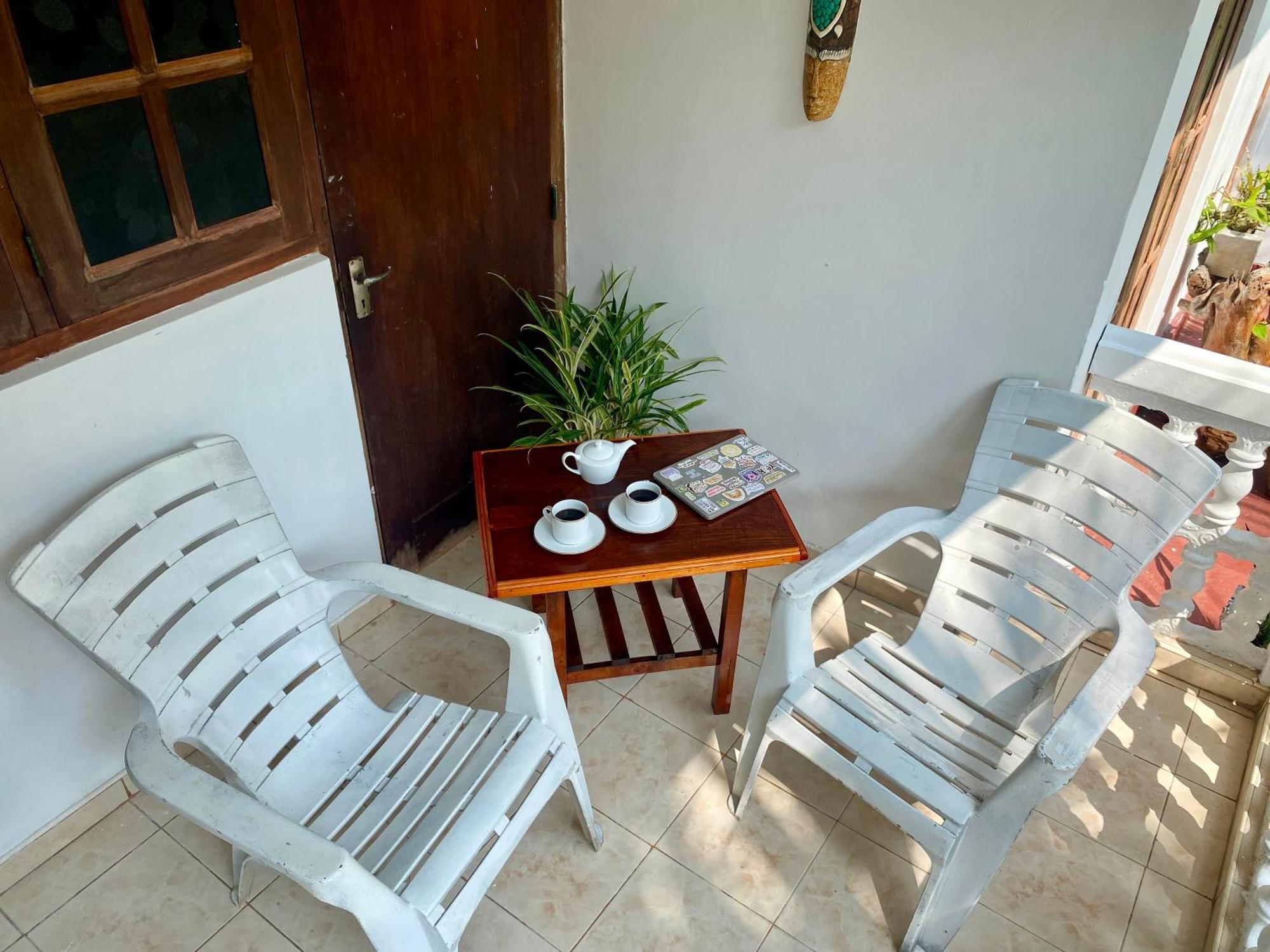The Breeze Mirissa Bed & Breakfast Exterior photo