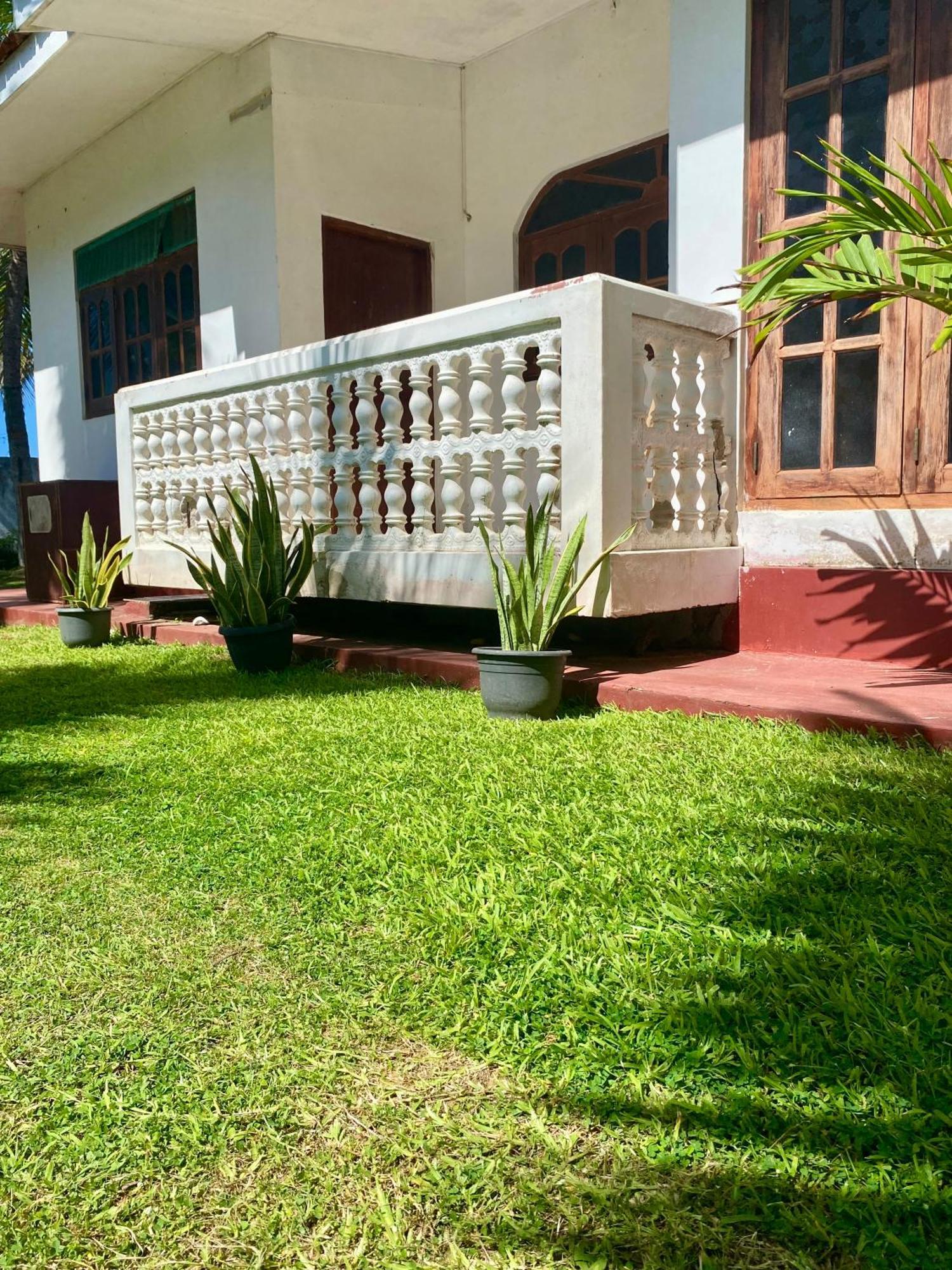 The Breeze Mirissa Bed & Breakfast Exterior photo