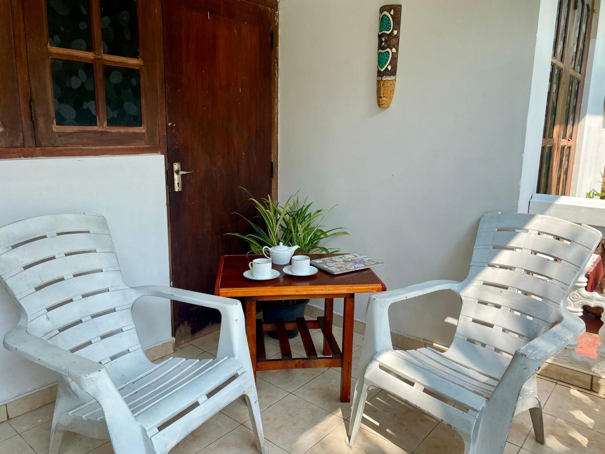 The Breeze Mirissa Bed & Breakfast Exterior photo