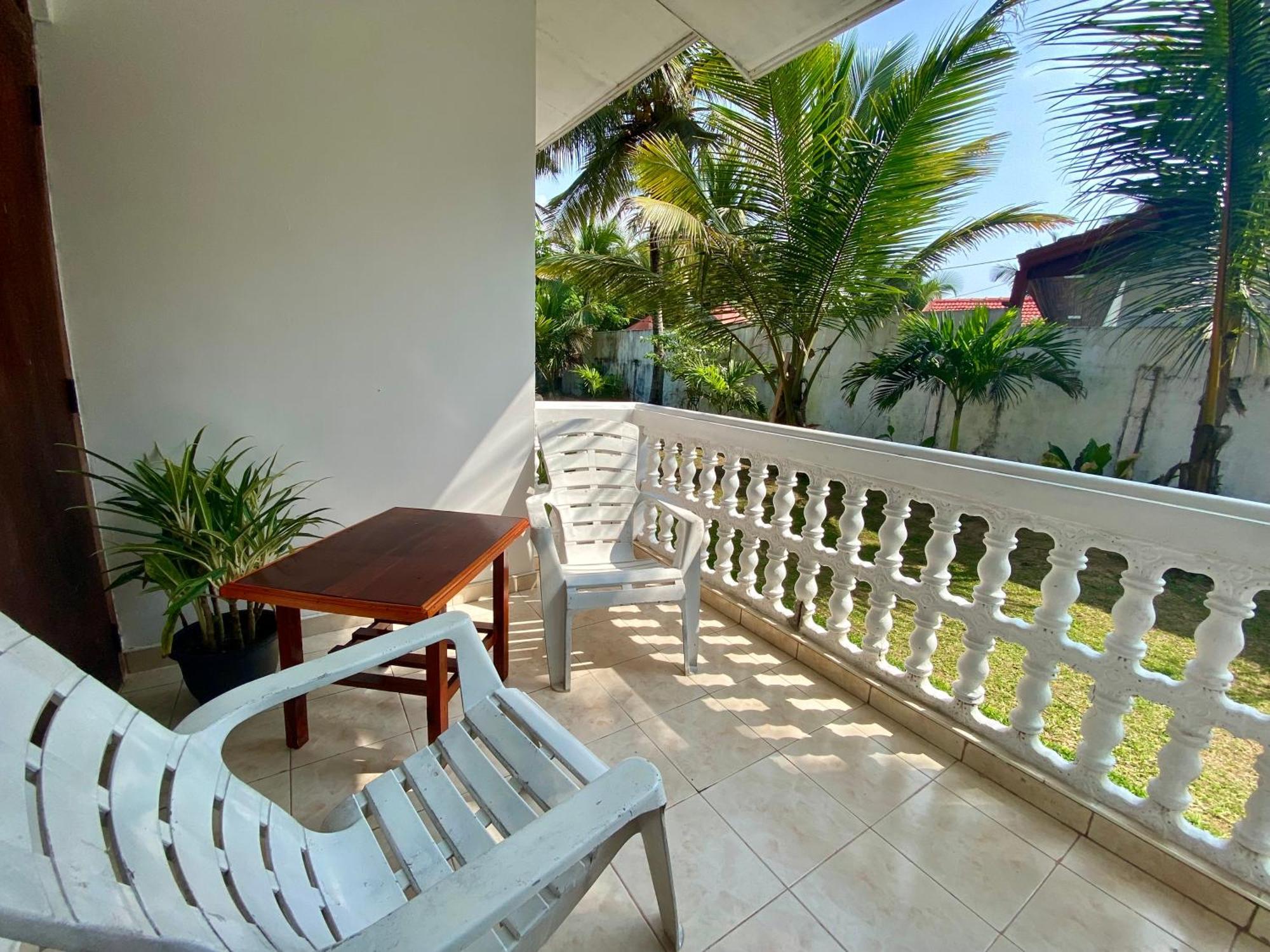 The Breeze Mirissa Bed & Breakfast Exterior photo